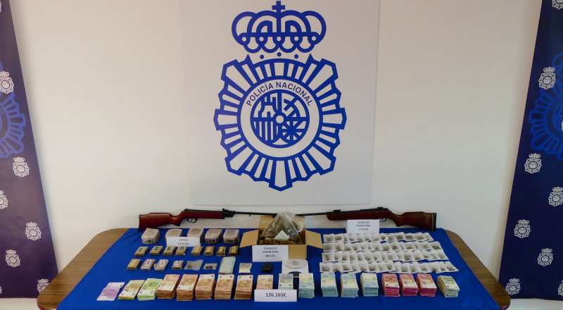   Los agentes intervinieron en el domicilio del arrestado mÃ¡s de tres kilos de hachÃ­s, cogollos de marihuana y cerca de 127.000 euros fraccionados en billetes de diverso valor. /EPDA