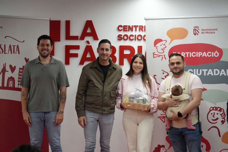 Entrega de lotes a familias de reci�n nacidos.EPDA