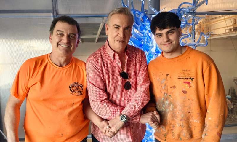 Representantes de la comisi�n Luis Cendoya (Port de Sagunt) con el artista Pere Baenas.  EPDA