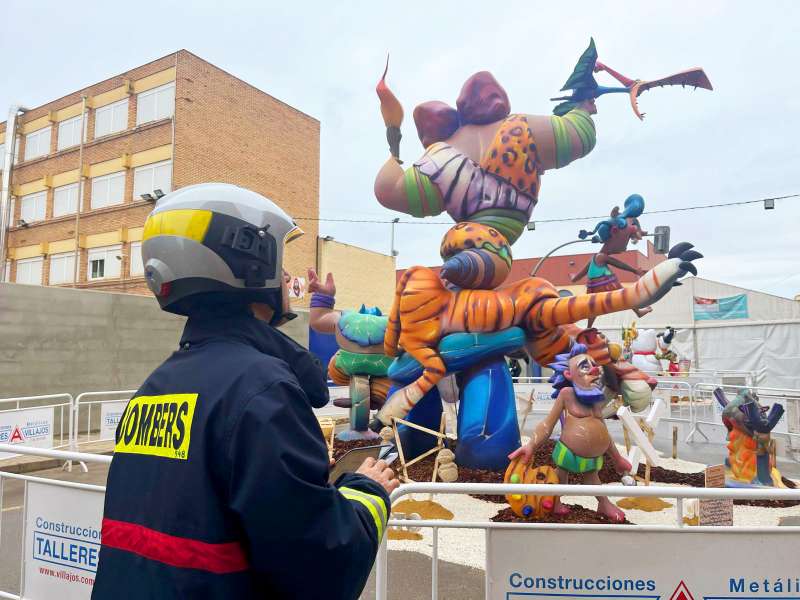 Un bombero revisa el estado de una falla.  EPDA