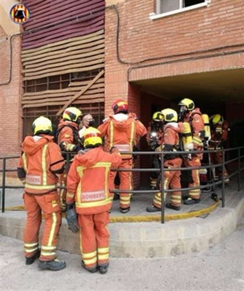 Una veintena de personas han resultado intoxicadas por humo en el incendio de un cuadro de contadores en un edificio de viviendas de Aldaia (Valencia) y siete de ellas han tenido que ser rescatadas por los bomberos. EFE/Consorcio Bomberos