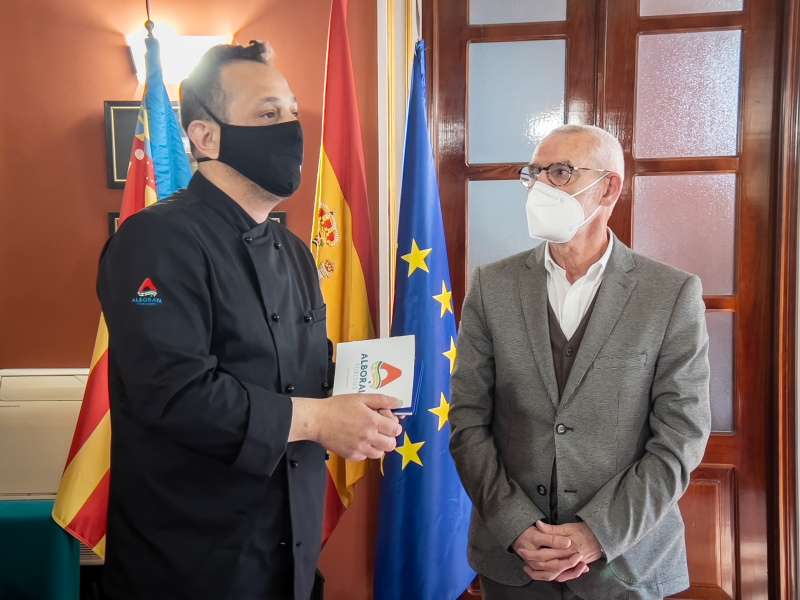 El chef Santi Garrido con el alcalde Miguel Chavarría 