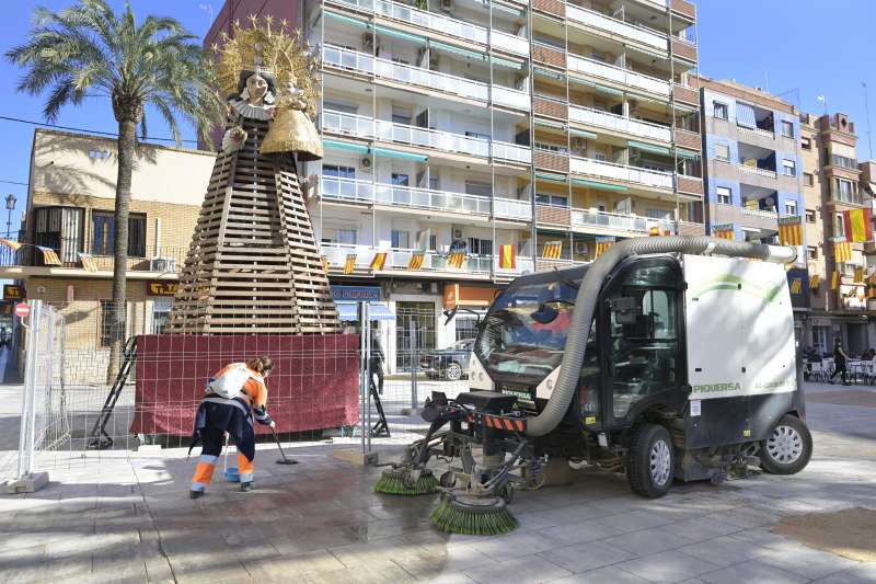 Treballs de neteja al costat de la Verge dels Desamparats.EPDA