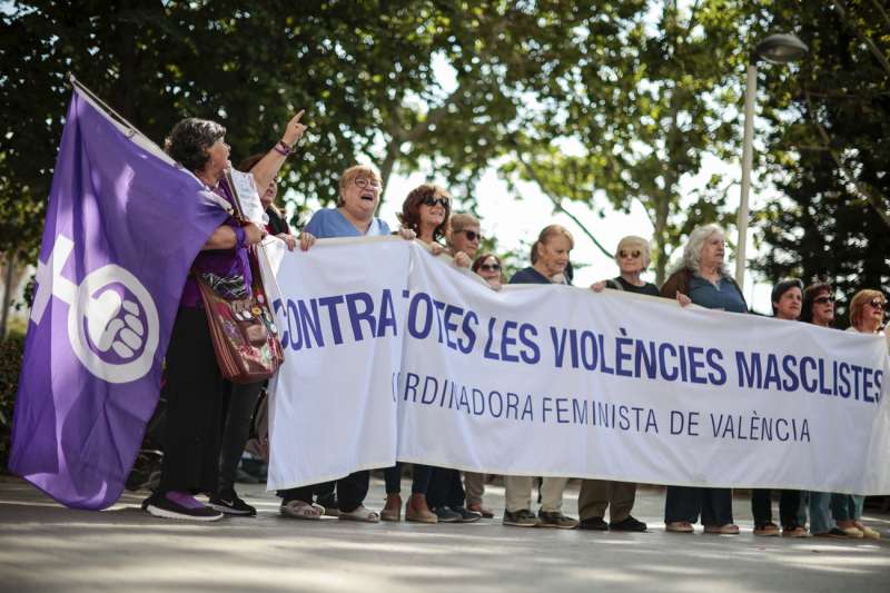 La Coordinadora Feminista de Valncia se concentra ante la Ciudad de la Justicia para apoyar a la mujer agredida por su expareja en Massamagrell, al inicio del juicio por estos hechos. EFE Biel Alio
