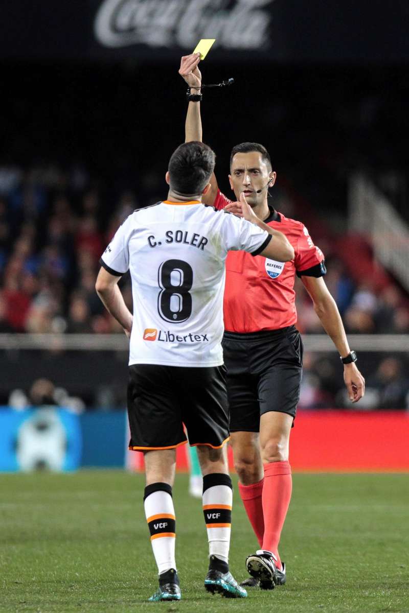 El centrocampista del Valencia CF Carlos Soler es amonestado con tarjeta amarilla por el Ã¡rbitro SÃ¡nchez MartÃ­nez. EFE/Archivo