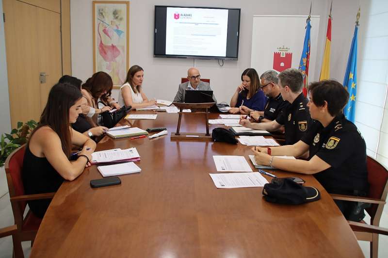 La mesa de coordinaci en matria de violncia sobre la dona es reunix a Alaqus. EPDA
