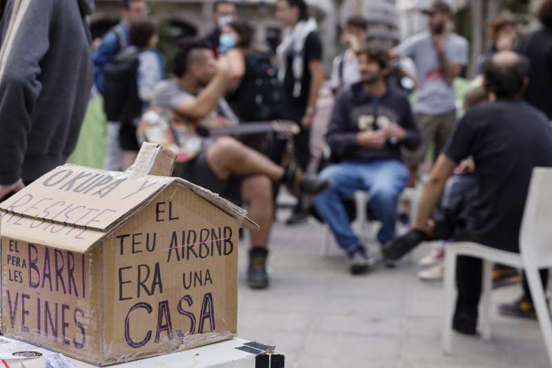 Decenas de personas acampadas en la Plaza del Ayuntamiento de Val�ncia para reclamar el derecho a una vivienda digna. EFEKai Forsterling
