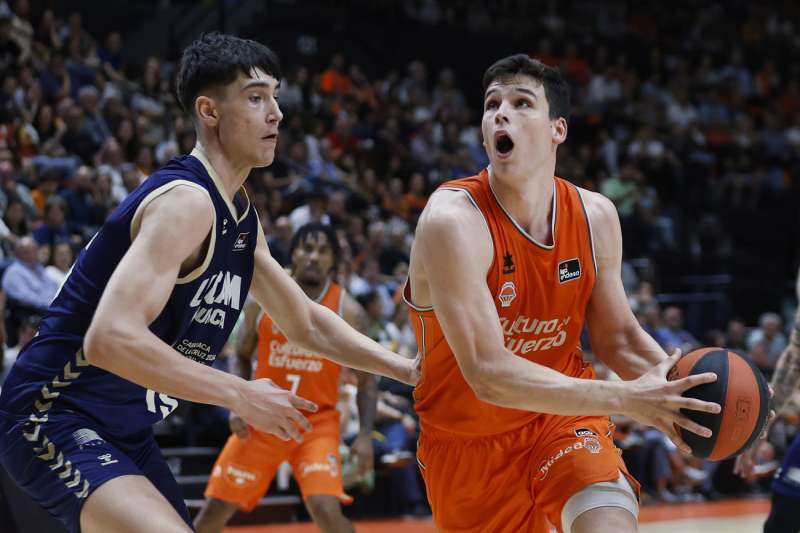 El alero Jaime Pradilla (d) del Valencia Basket en accin ante el pvot Fabian Snchez Flores del UCAM Murcia, durante el primer partido de play offs de cuartos de final de la Liga Endesa de Baloncesto, entre el Valencia Basket y UCAM Murcia, disputado en el pabelln de la Fuente de San Luis de Valencia. EFE Miguel ngel Polo