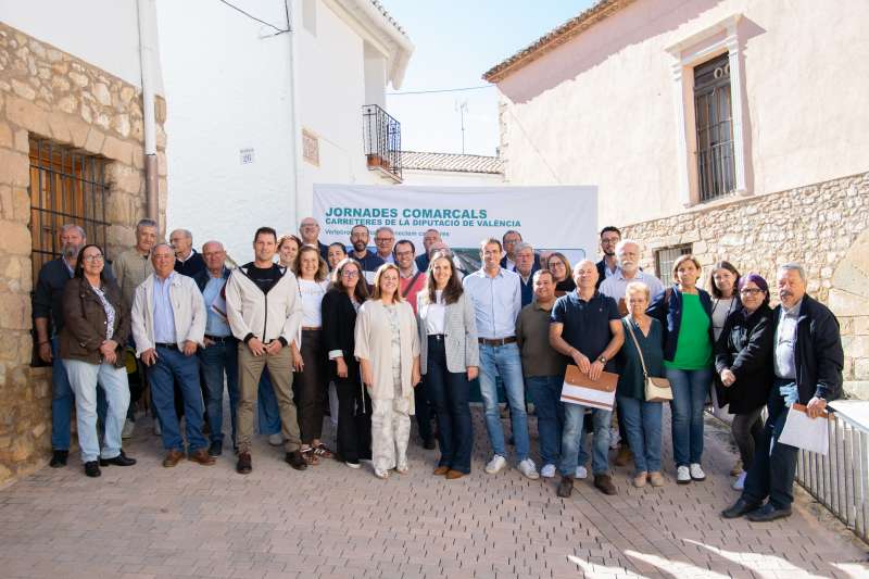 Alcaldes y personal municipal de la comarca, junto a la vicepresidenta segunda de Diputacin de Valencia y diputada de Carreteras, Reme Mazzolari. EPDA
