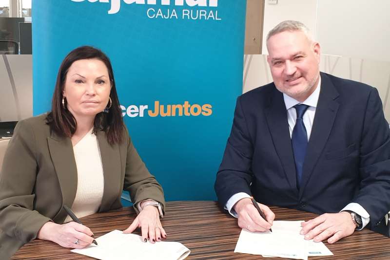 La presidenta de Asecam, Cristina Plumed, y el director territorial de Cajamar, Jes�s Garc�a, firman un convenio para dar impulso a la actividad empresarial del Camp de Morvedre.  EPDA