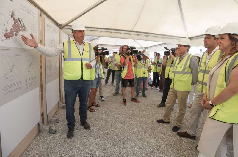 Carlos Mazn, con Mara Jos Catal, en la presentacin del nuevo hospital de Agudos. EPDA
