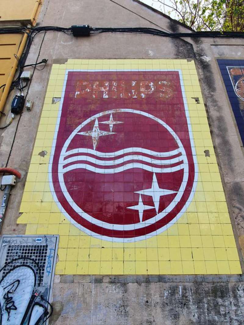 Antiguo anuncio publicitario en la ciudad de Valncia.  EFE
