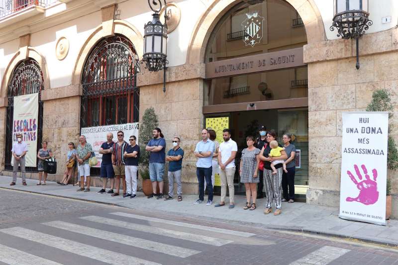 Sagunto guarda un minuto de silencio en señal de condena y repulsa por los presuntos asesinatos machistas perpetrados en Sevilla y Valladolid. /EPDA