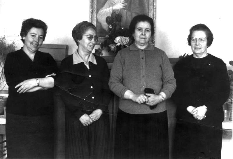 La abuela Milagros Moltó Reig (la más alta), casada con Manuel Jordá Lechuga, que fue el titular de Textiles Jordà de Requena, hasta los años 60. 