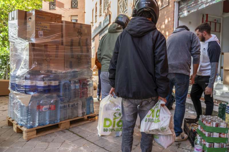 Grupos de personas ayudan en la recogida de palas, cubos, alimentos no perecederos, agua, productos primera necesidad y ropa para enviar a Valencia para afectados por el temporal Dana este jueves, en Madrid. EFE Fernando Villar