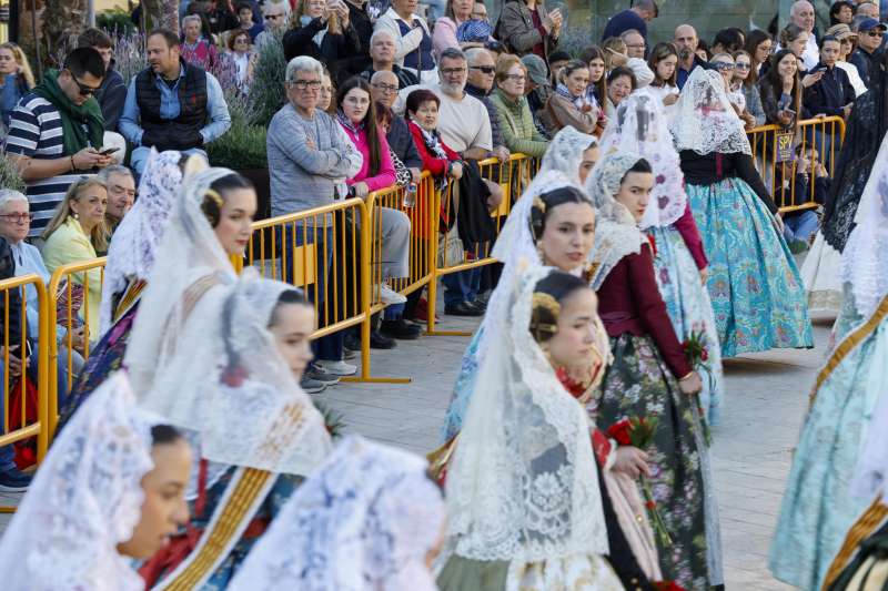 Numeroso p�blico contempla el paso de falleras durante la primera de las dos jornadas de Ofrenda floral a la Virgen de los Desamparados. EFEAna Escobar