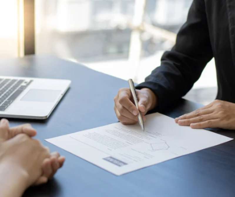 Un trabajador en una oficina.  EPDA