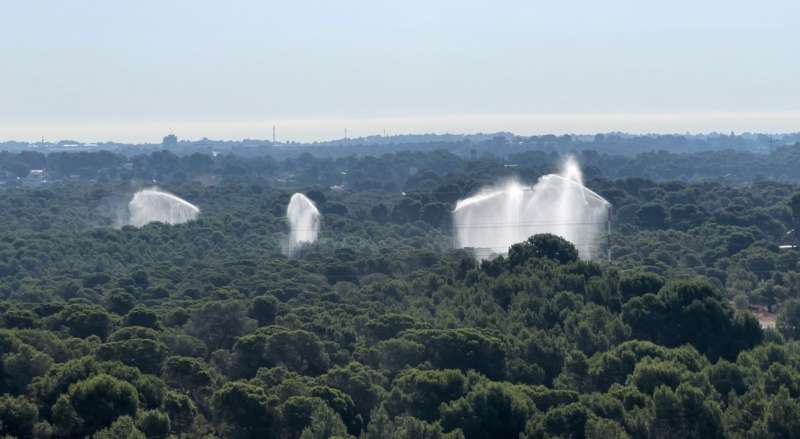 Los cañones de agua en marcha en el paraje natural La Vallesa de Paterna. EPDA