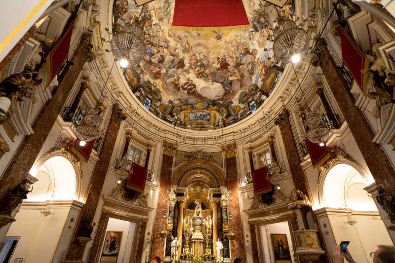 Bas�lica de la Mare de D�u dels Desemparats per dins.EPDA