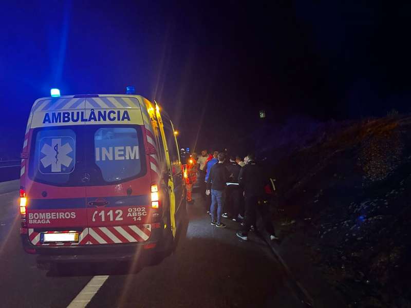 La ambulancia se lleva al hombre despus de ser puesto a salvo por los agentes de Sueca.  EPDA