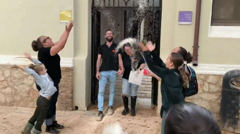 Momento en el que Tania y Adrin salen del ayuntamiento despus de casarse.  EPDA