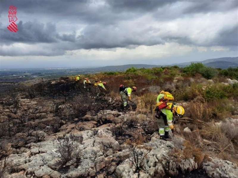 Imagen de la Generalitat de los trabajos de consolidación de perímetro del incendio forestal de Rafelguaraf.
