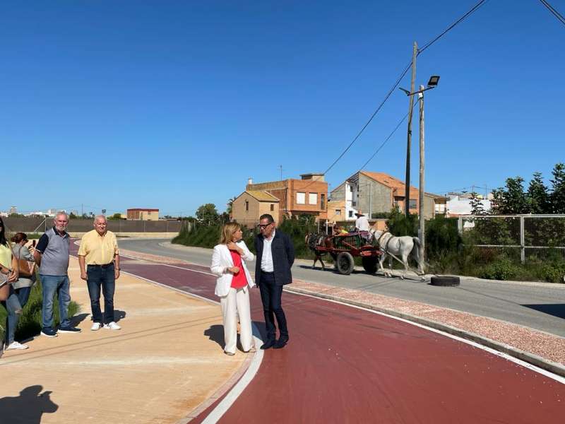 la delegada del Gobierno, Pilar Bernabé, y el alcalde de Sedaví, José Francisco Cabanes, en le primer tramo del recorrido. A. D. 