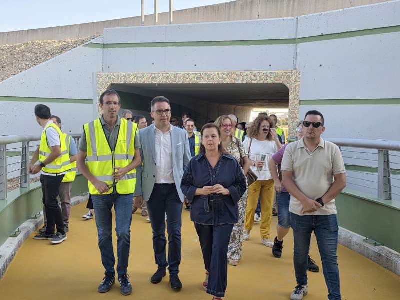 Autoritats inauguren la passarella.  Foto: Diputaci de Valncia