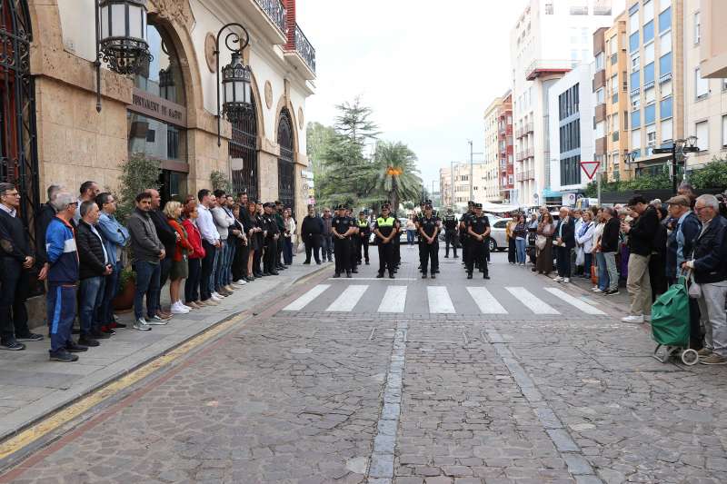 Miembros de la corporacin municipal, agentes de la Polica Local de Sagunt, trabajadores del ayuntamiento y vecinos guardaron un minuto de silencio en la capital comarcal en el primer aniversario de la dana.  Foto: Aj. Sagunt