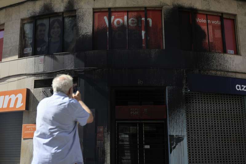 La fachada de la sede del PSPV-PSOE en Valncia, en la avenida del Oeste, vandalizada con grandes manchas de pintura negra y una pancarta con el logotipo del partido tachado con unas lneas rojas. EFE Kai Forsterling

