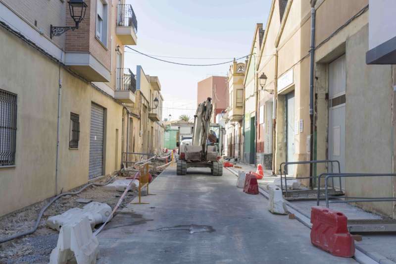 Picassent Avancen les obres de reurbanització de les voreres en el tram final del carrer La Séquia. /EPDA