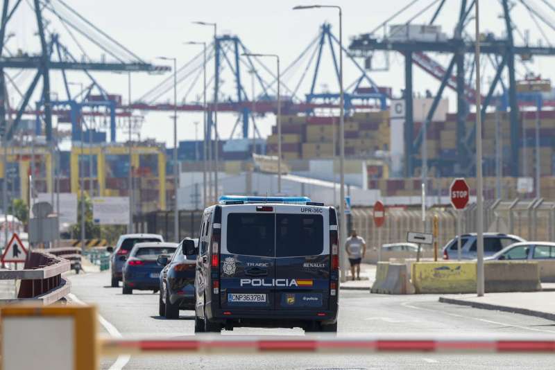 Un vehculo de la Polica Nacional accede al Puerto de Valencia. EFEAna Escobar