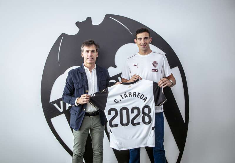 El defensa Csar Trrega, acompaado del director deportivo Miguel ngel Corona, ha ampliado su contrato con el Valencia CF hasta el ao 2028. Foto cedida por el club.
