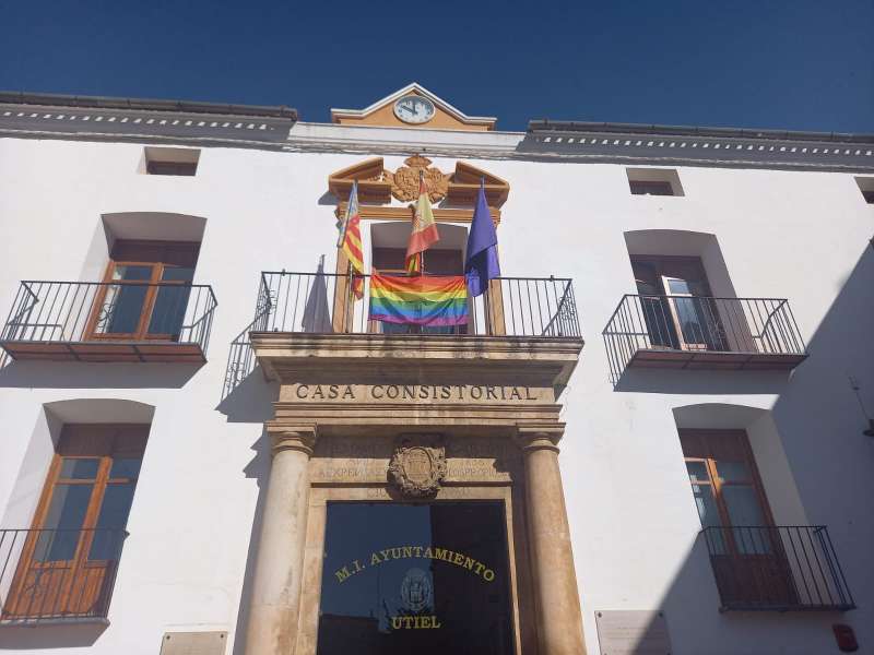 Ayuntamiento de Utiel con la bandera del colectivo LGTBI./EPDA