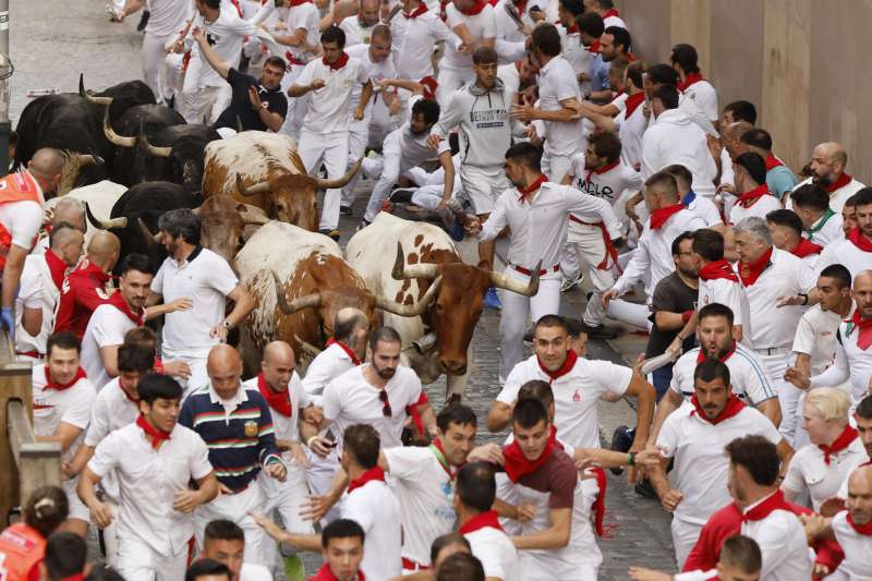 Los mozos son perseguidos por toros de la ganadera gaditana de Fuente Ymbro durante un encierro de los Sanfermines 2025. EFE Villar Lpez
