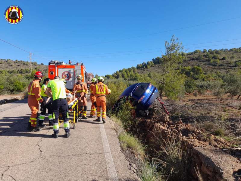 Los bomberos participan en el rescate tras el accidente.  EPDA