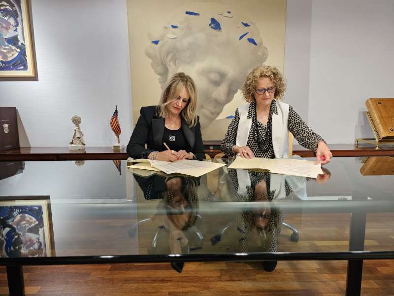La consellera, Nuria Montes, y la alcaldesa, Amparo Folgado, firman el protocolo. EPDA