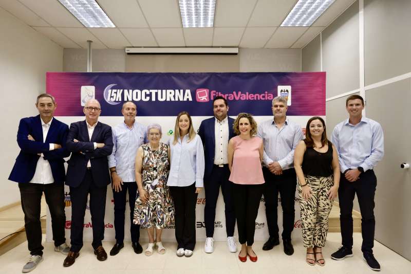 Foto de familia con los patrocinadores de la 15K Nocturna Fibravalencia.EPDA