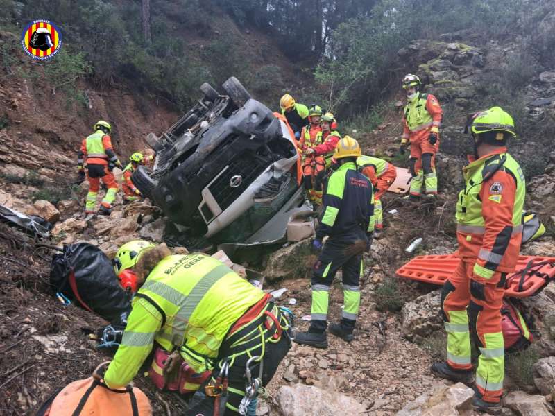 Momento del rescate, en una imagen facilitada por el Consorcio Provincial de Bomberos de Valencia.  EPDA
