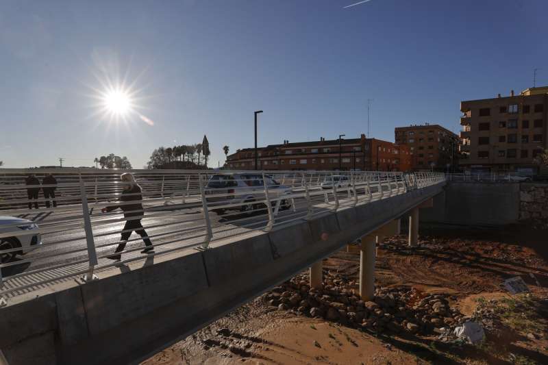 En la imagen peatones y veh�culos cruzan el Pont Nou . EFE Manuel Bruque
