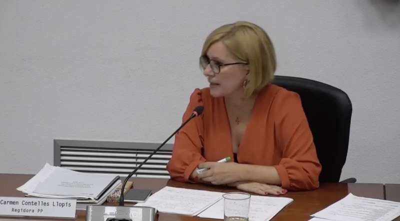 Mari Carmen Contelles, portavoz del PP en la Pobla de Vallbona,durante el pleno / EPDA 