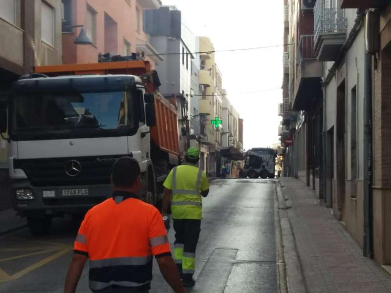 Trabajadores en una calle de Riba-roja de Túria. /EPDA