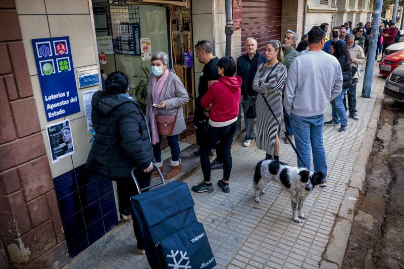 Colas en una administracin de lotera de Paiporta, en una imagen de estos das. EFEBiel Alio