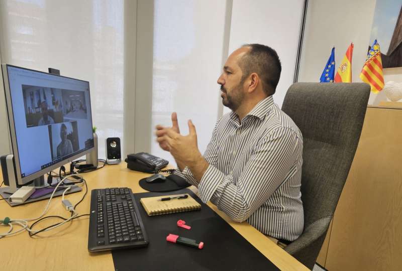 El alcalde, Guillermo Lujn, en la reunin telemtica. EPDA