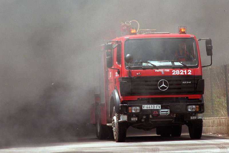 Un camin de bomberos presta servicio en un incendio.EFEJ.C.Cardenas.
