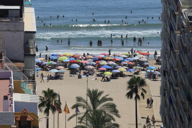 Cientos de personas disfrutan este domingo de la playa de Cullera (Valencia). EFE Kai Forsterling