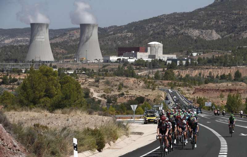Un pelotn ciclista pasa junto a la central nuclear de Cofrentes. EFE