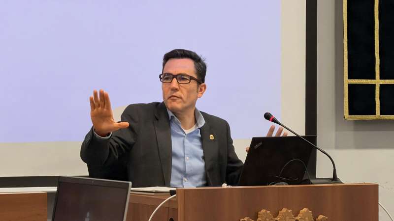 El alcalde de Canet, Pere Antoni, durante el pleno extraordinario convocado el pasado viernes para desmontar la campa�a orquestada por la Plataforma de Afectados por Sancho Sempere contra el Ayuntamiento.  EPDA