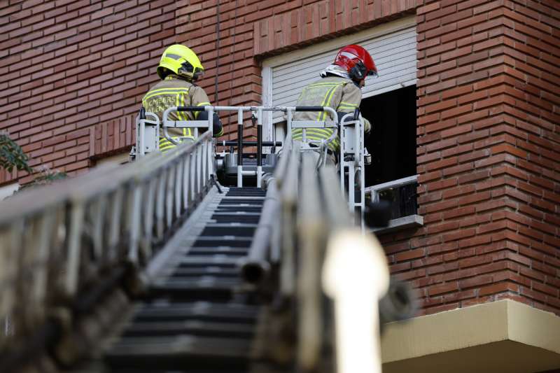 Imagen de archivo de dos bomberos en un reciente operativo en Valncia tras el incendio declarado en un piso. EFE Ana Escobar

