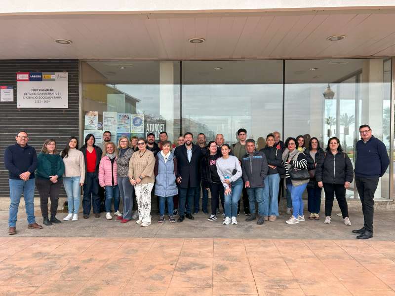 El alcalde, Fran L�pez, junto a los participantes de un taller de empleo celebrado en Rafelbunyol.EPDA